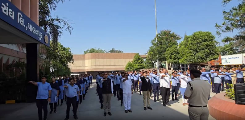 સ્વદેશી સંકલ્પ… સહકાર અને સમૃદ્ધિનો માર્ગ!
ભારતીય ઉત્પાદનોને પ્રાથમિકતા આપવાના સંકલ્પ સાથે, બનાસ ડેરીના તમામ કર્મચારીઓએ સ્વદેશી અપનાવવાના શપથ લીધા. 
