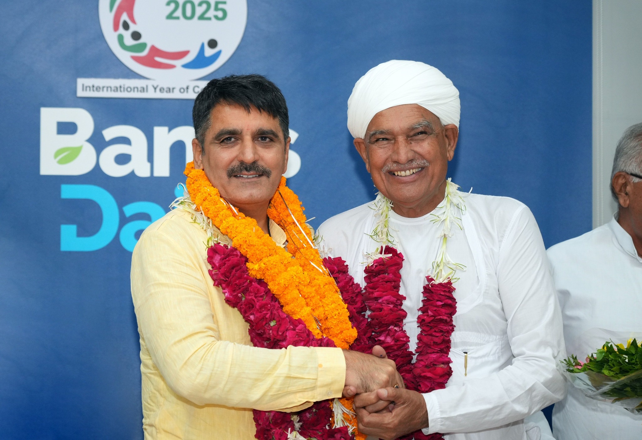 બનાસ ડેરી — સહકારથી સમૃદ્ધિની સુવર્ણ યાત્રા 3.0!
વિશ્વની સૌથી મોટી ડેરી સહકારી સંસ્થા બનાસ ડેરી ના
 સતત ત્રીજીવાર ચેરમેન તરીકે શ્રી શંકરભાઈ ચૌધરી
અને વાઇસ ચેરમેન તરીકે શ્રી ભાવાભાઈ રબારી
ની સર્વાનુમતે વરણી કરવામાં આવી છે.